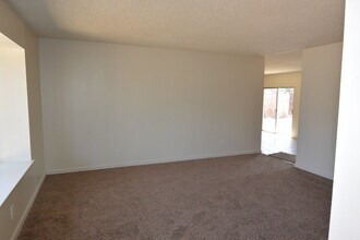 1641 W Whitendale Ave in Visalia, CA - Building Photo - Building Photo