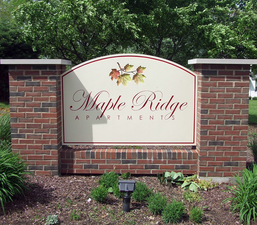 Maple Ridge Apartments in Lower Burrell, PA - Foto de edificio