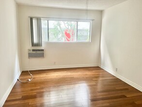1036 N Crescent Heights Blvd in West Hollywood, CA - Building Photo - Building Photo