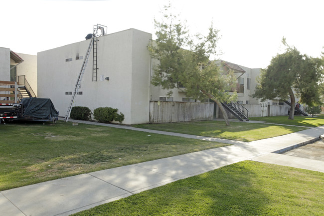 Peppertree Apartments in Delano, CA - Building Photo - Building Photo