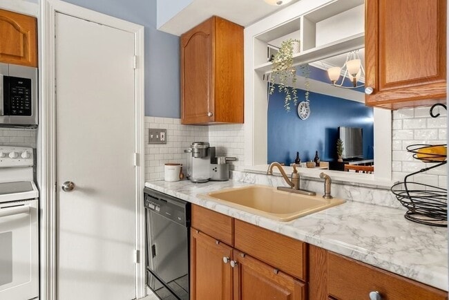 property at 1107 Windsor Dr N