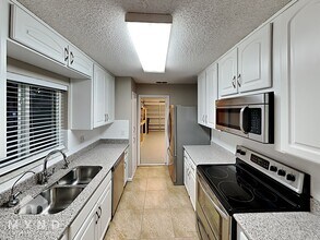 2030 Shadow Pine Dr in Brandon, FL - Building Photo - Building Photo