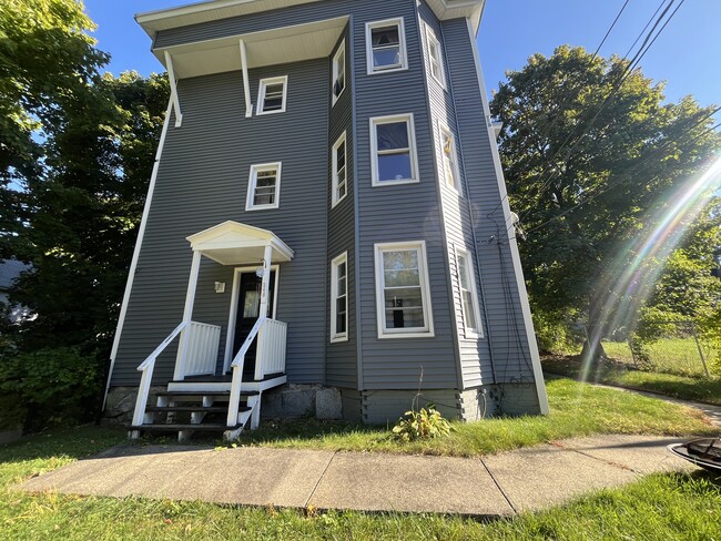 348 Fairmount St, Unit #3 in Fitchburg, MA - Foto de edificio - Building Photo