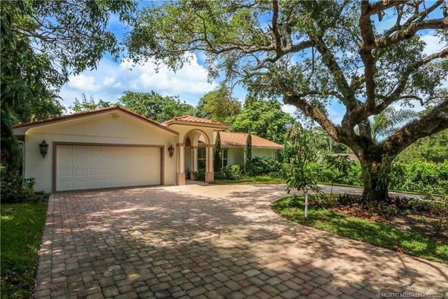 24 Emarita Way in Sewalls Point, FL - Foto de edificio - Building Photo