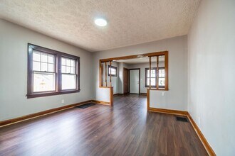 2825 Sullivant Ave in Columbus, OH - Building Photo - Building Photo