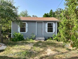 713 Bowen St in Pleasanton, TX - Building Photo