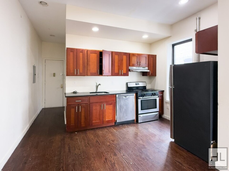 NOSTRAND AVENUE / Spacious 4-bed, 1-bath / in Brooklyn, NY - Building Photo