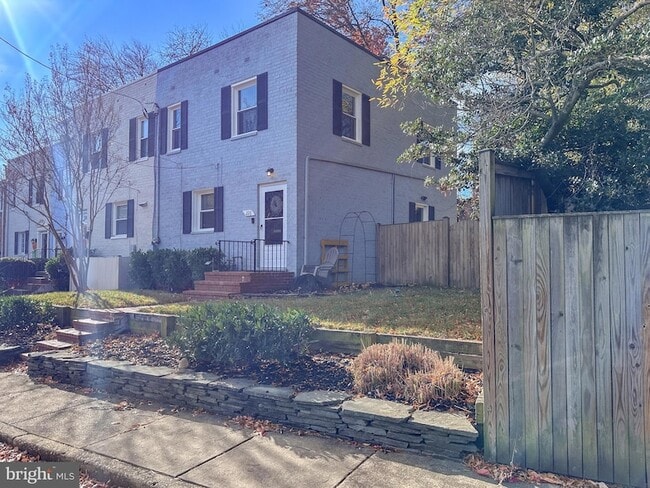 226 Guthrie Ave in Alexandria, VA - Foto de edificio - Building Photo