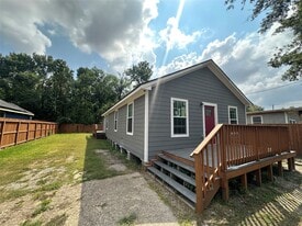 5910 E Houston Rd in Houston, TX - Building Photo