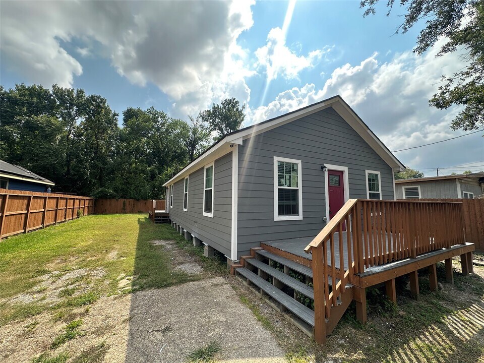 5910 E Houston Rd in Houston, TX - Building Photo