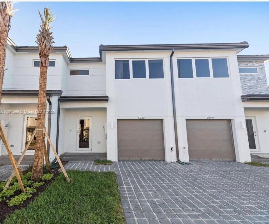 5090 SW 37th St in West Park, FL - Building Photo