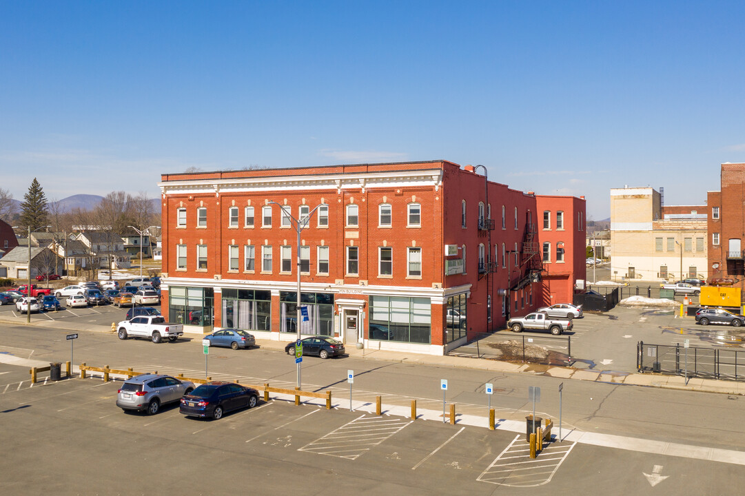 28 Bradford St in Pittsfield, MA - Foto de edificio