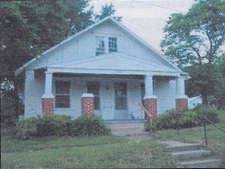 106 W Harvey St in Armstrong, MO - Building Photo