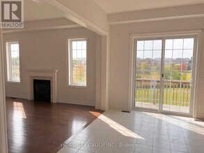 8 Crane St in Aurora, ON - Building Photo - Building Photo