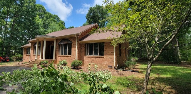 3021 Puetts Chapel Rd in Dallas, NC - Building Photo - Building Photo