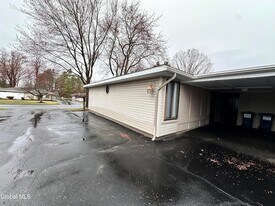 36 Donna Lynn Dr in East Greenbush, NY - Building Photo