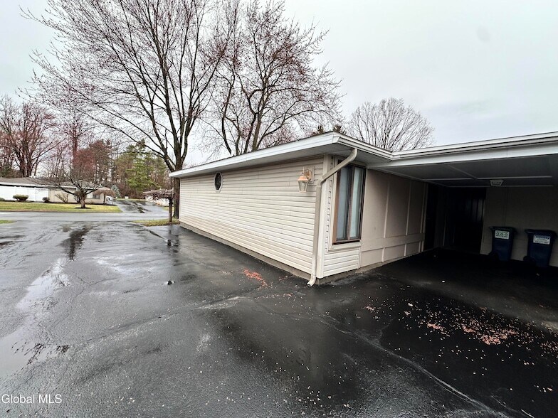 36 Donna Lynn Dr in East Greenbush, NY - Foto de edificio