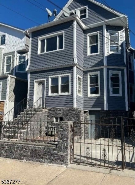 717 Jackson Ave in Elizabeth, NJ - Building Photo