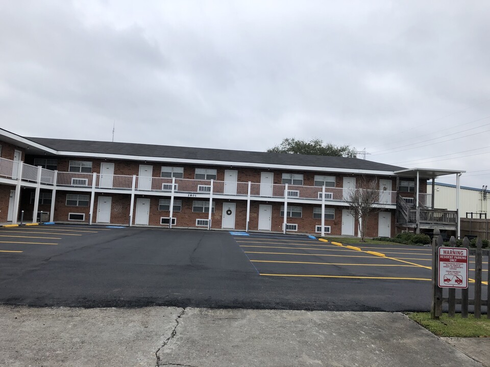 2801 Huey P Long Ave, Unit 105 in Gretna, LA - Building Photo