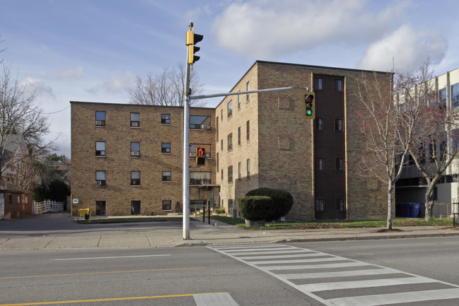 226 Lakeshore Rd E in Mississauga, ON - Building Photo - Primary Photo