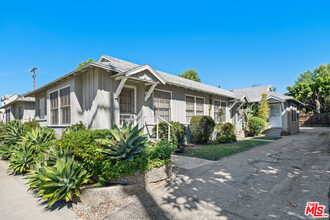 13453 Burbank Blvd in Los Angeles, CA - Foto de edificio - Building Photo