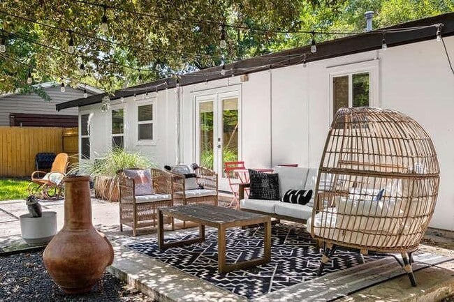 property at 1606 Sweetbriar Ave