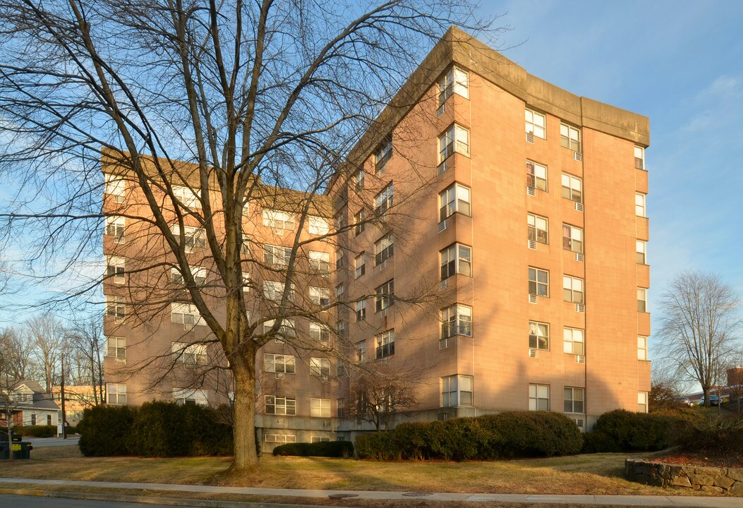 Northern Westchester Hospital Staff Housing in Mt Kisco, NY - Foto de edificio