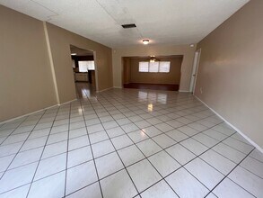 8637 Windsor Dr in Miramar, FL - Building Photo - Building Photo
