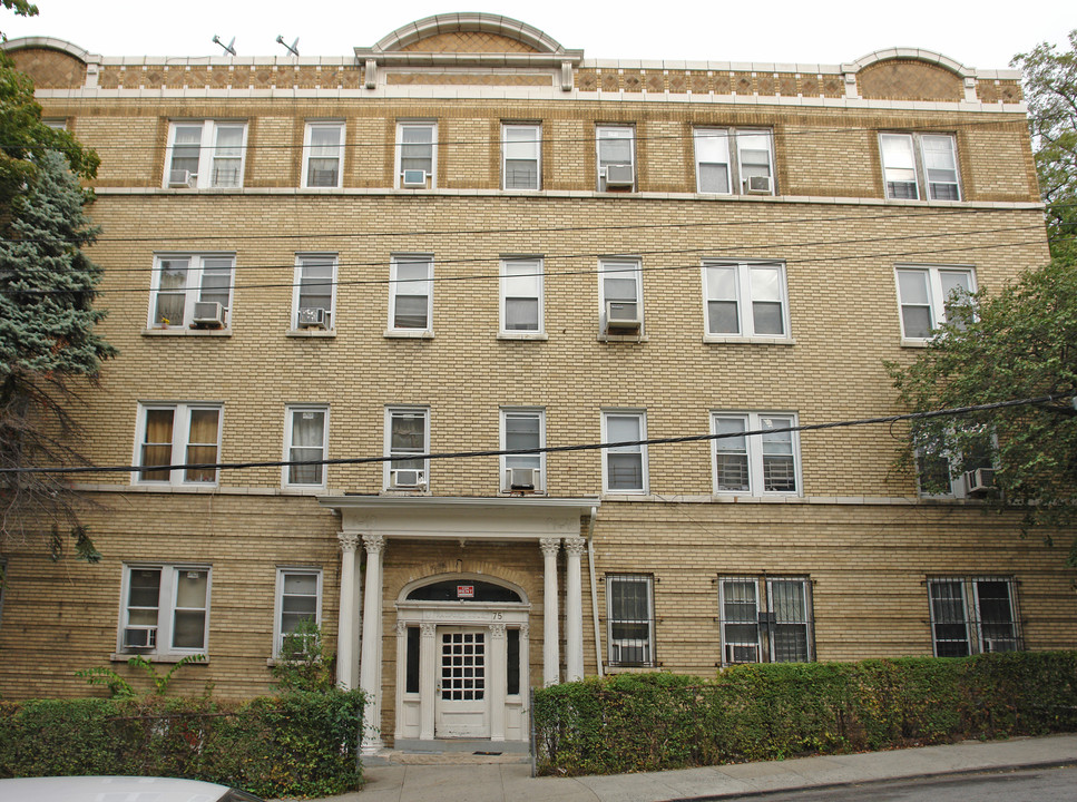 75 St Andrews Pl in Yonkers, NY - Foto de edificio