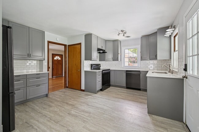 490 S Marshall St in Lakewood, CO - Foto de edificio - Building Photo