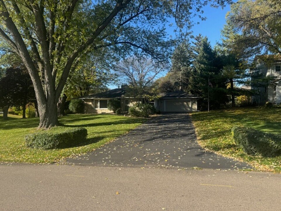 5002 Mirror Lakes Dr in Edina, MN - Building Photo
