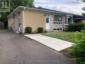 307 Axminster Dr in Richmond Hill, ON - Building Photo