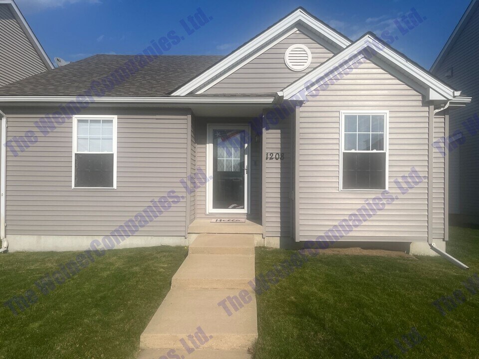 1208 Ogelthorpe Ave in Urbana, IL - Building Photo