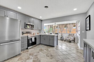 4901 NW 27th Way in Fort Lauderdale, FL - Building Photo - Building Photo