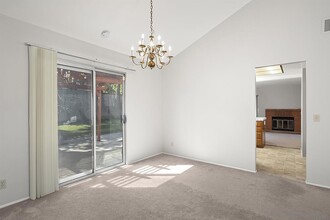 9075 Westvale Rd in San Diego, CA - Foto de edificio - Building Photo