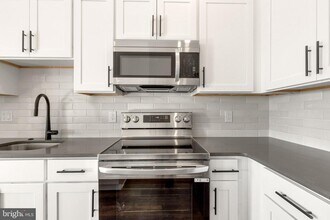 7037 Ridge Ave in Philadelphia, PA - Building Photo - Building Photo