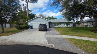 131 Puffin Ct in Royal Palm Beach, FL - Building Photo