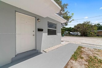 2457 NE 183rd St, Unit 1 in Miami, FL - Building Photo - Building Photo