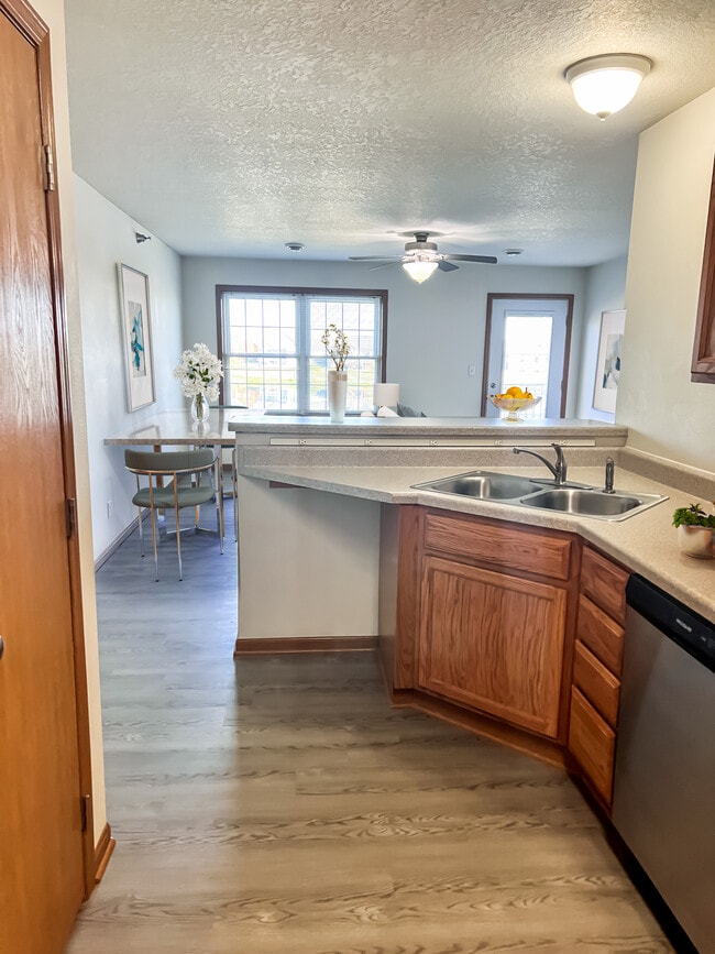 Tiverton Court Apartments in Ames, IA - Foto de edificio - Building Photo