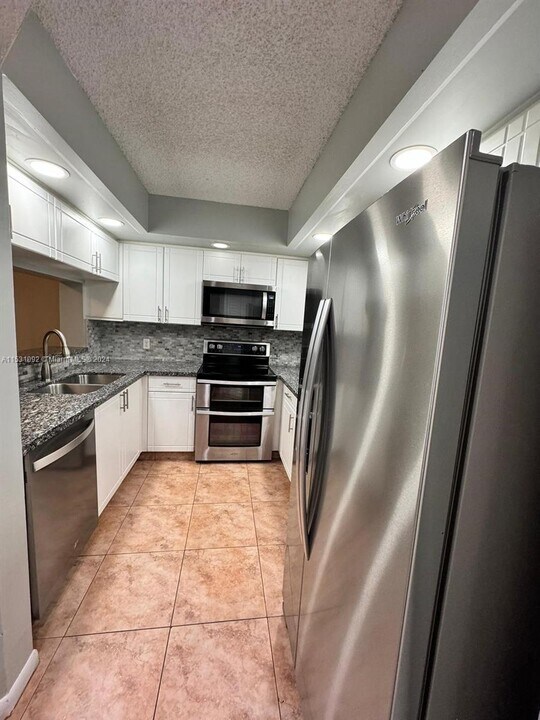 1200 SW 125th Ave-Unit -113L in Pembroke Pines, FL - Foto de edificio