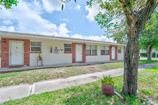 856 SW 10th St in Hallandale Beach, FL - Building Photo - Building Photo