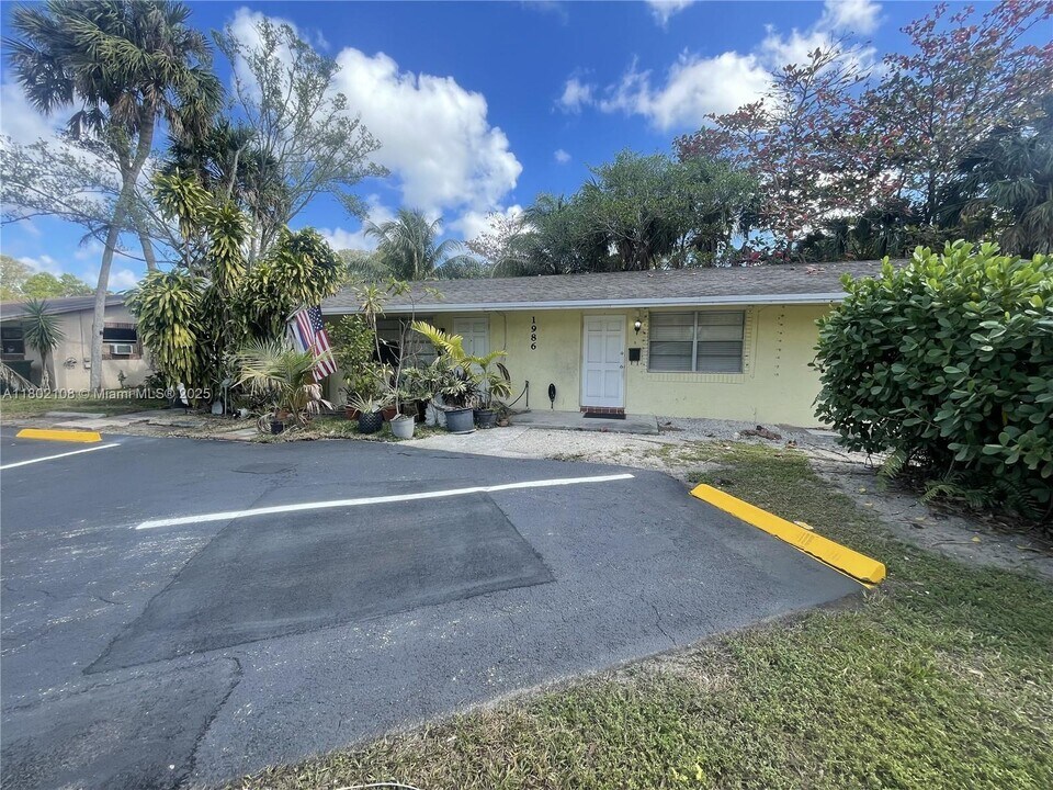 1986 SW 28th Ln in Fort Lauderdale, FL - Building Photo