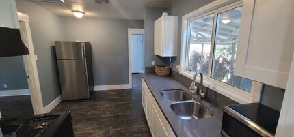 1284 Walnut St, Unit Main House in San Bernardino, CA - Foto de edificio - Building Photo