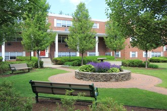 Executive Apartments in Framingham, MA - Foto de edificio - Building Photo