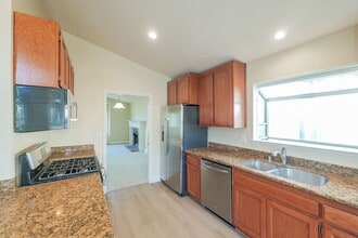 105 Furber Ln in Cloverdale, CA - Building Photo - Building Photo