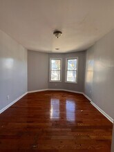 143 Pearsall Ave, Unit 2 in Jersey City, NJ - Foto de edificio - Building Photo