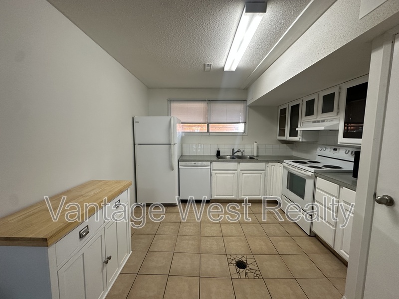 200 Prior Rd N in Kelowna, BC - Building Photo