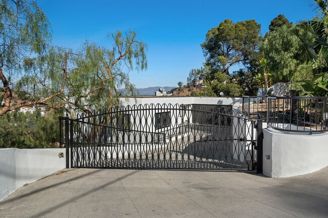 3300 Coldwater Canyon Ave in Studio City, CA - Foto de edificio - Building Photo