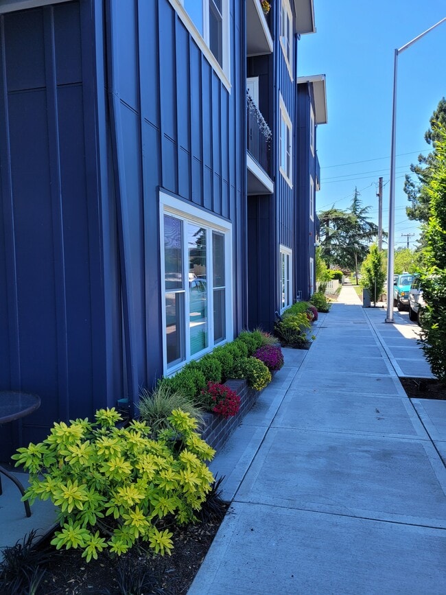 800 E 2nd St in Newberg, OR - Foto de edificio - Building Photo