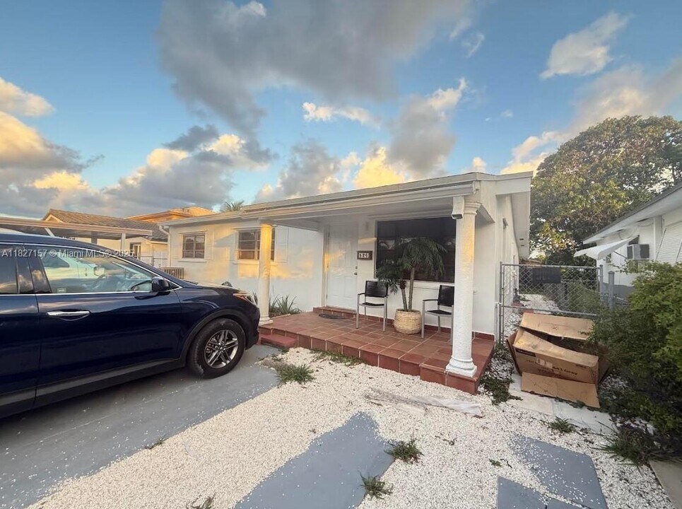 526 E 54th St in Hialeah, FL - Building Photo